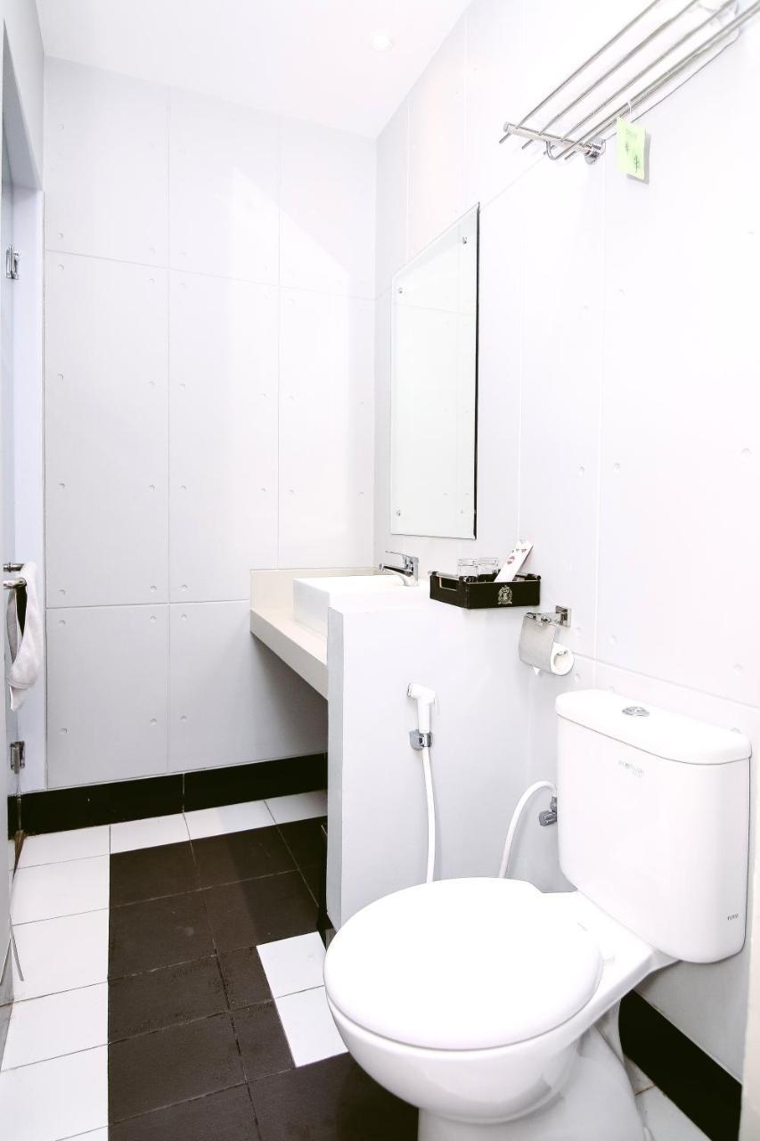 Oyo 592 Budget Hotel By The Harbour Padang  Exterior foto