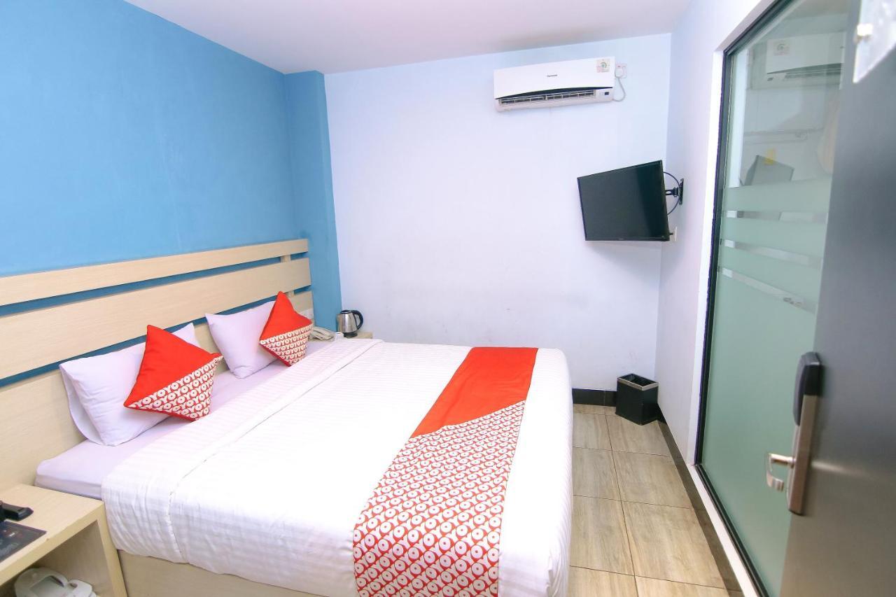 Oyo 592 Budget Hotel By The Harbour Padang  Exterior foto